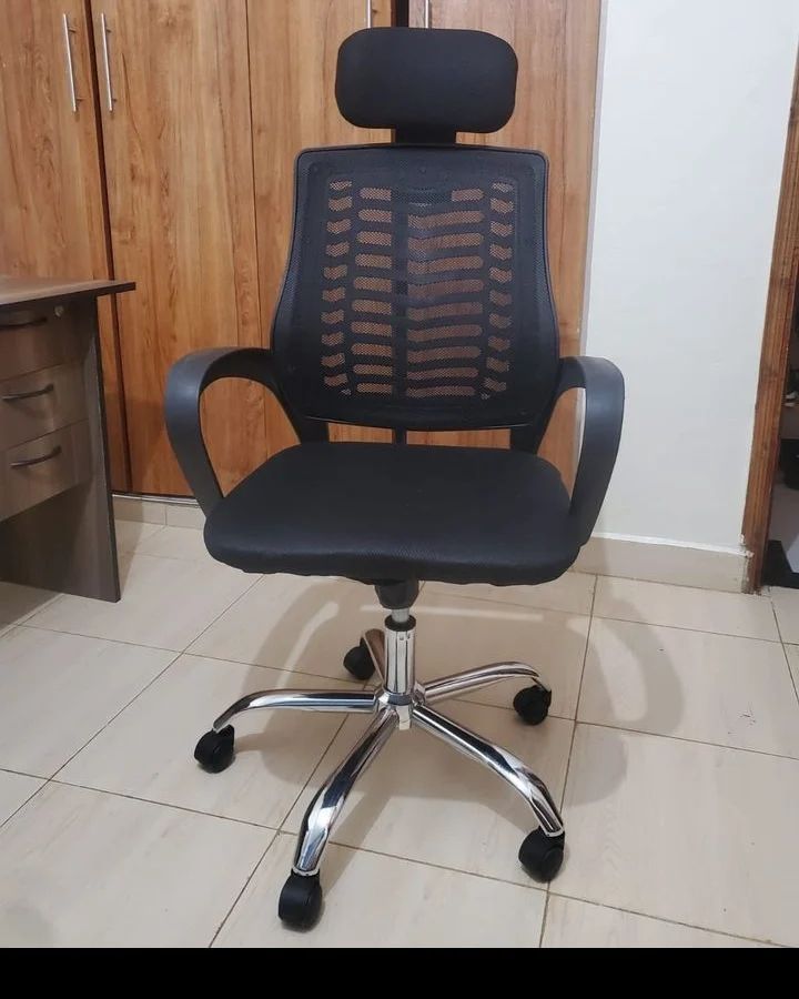 Black swivel chair
